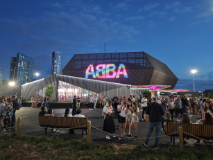 ABBA Arena in London bei Nacht beleuchtet
